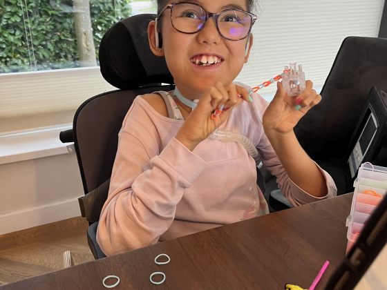 Sienna maakt 27 armbandjes