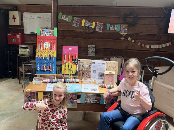 Nynke verkoopt armbandjes voor spieren voor spieren