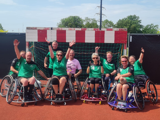 Zephyr rolstoelhandbalteam rolt voor spieren voor spieren
