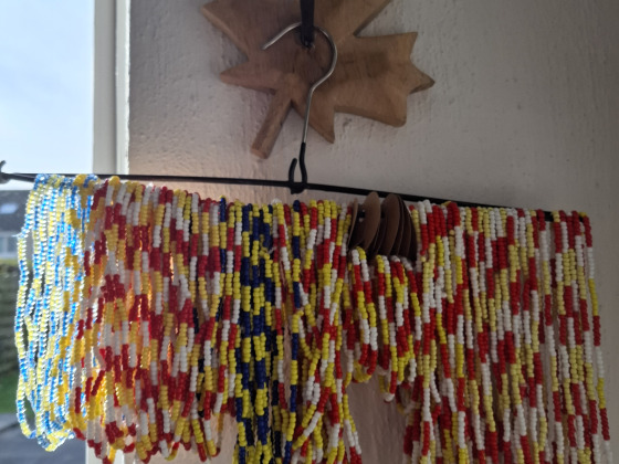 Rood, Wit, Geel, houd die Spieren Heel .... armband vanaf 3 euro, ketting vanaf 4 euro