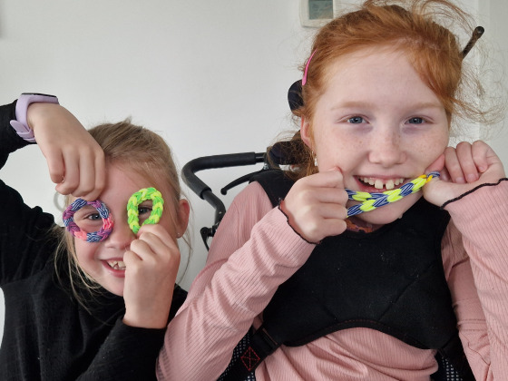 Naomi en Felinde verkopen armbandjes!