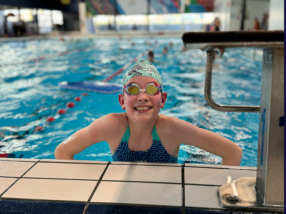 Fien zwemt voor spieren