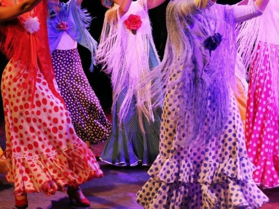Foto met flamboyante flamencodanseressen