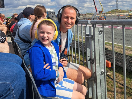 Peter loopt voor zijn zoon Xavi (8) en andere kinderen met een spierziekte