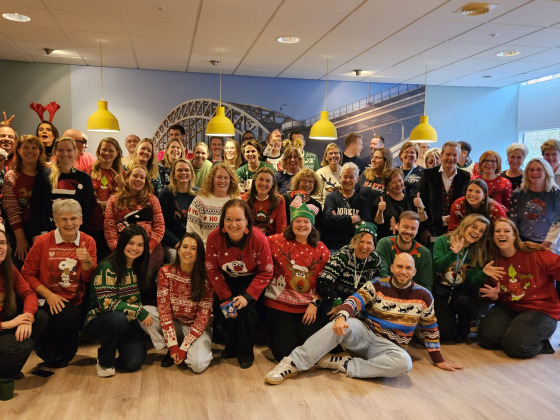 Foute Kersttruiendag 2025 Afdeling Financiën Radboudumc Nijmegen