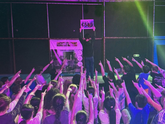 Lucas & vrienden springen voor spieren bij Fun Center Amstelveen