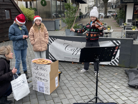 Elfi, met Teuntje en Lisa, speelt serious Viool request voor Spieren