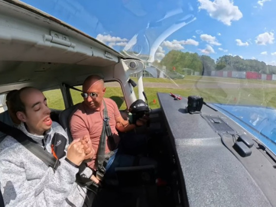 Passagiers komen over de brug
